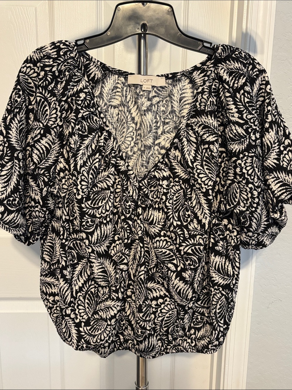 LOFT Black & White Leaf-Print V-Neck Puff Sleeve Bubble Hem Blouse